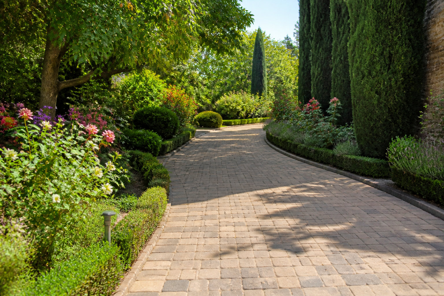 Allée de jardin pavée : les bases pour un aménagement durable