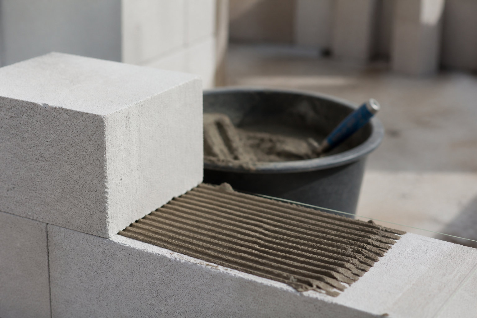 Matériaux et outils indispensables pour réussir votre chantier