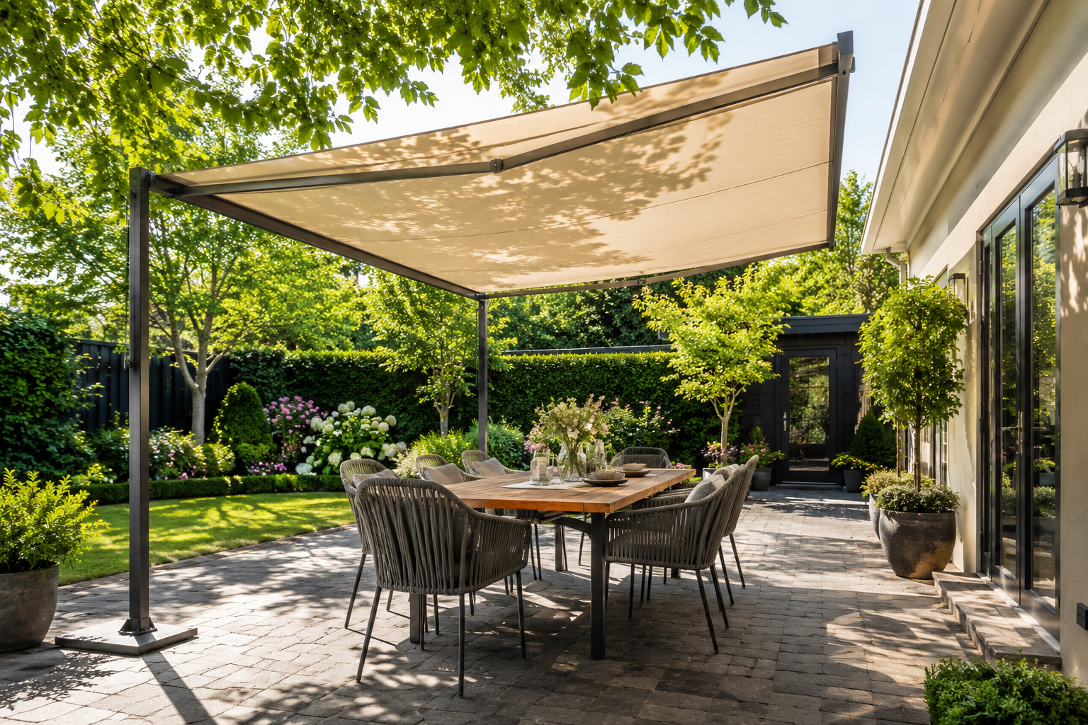 Store terrasse sur pied : le bon choix pour ombrager une terrasse sans fixation